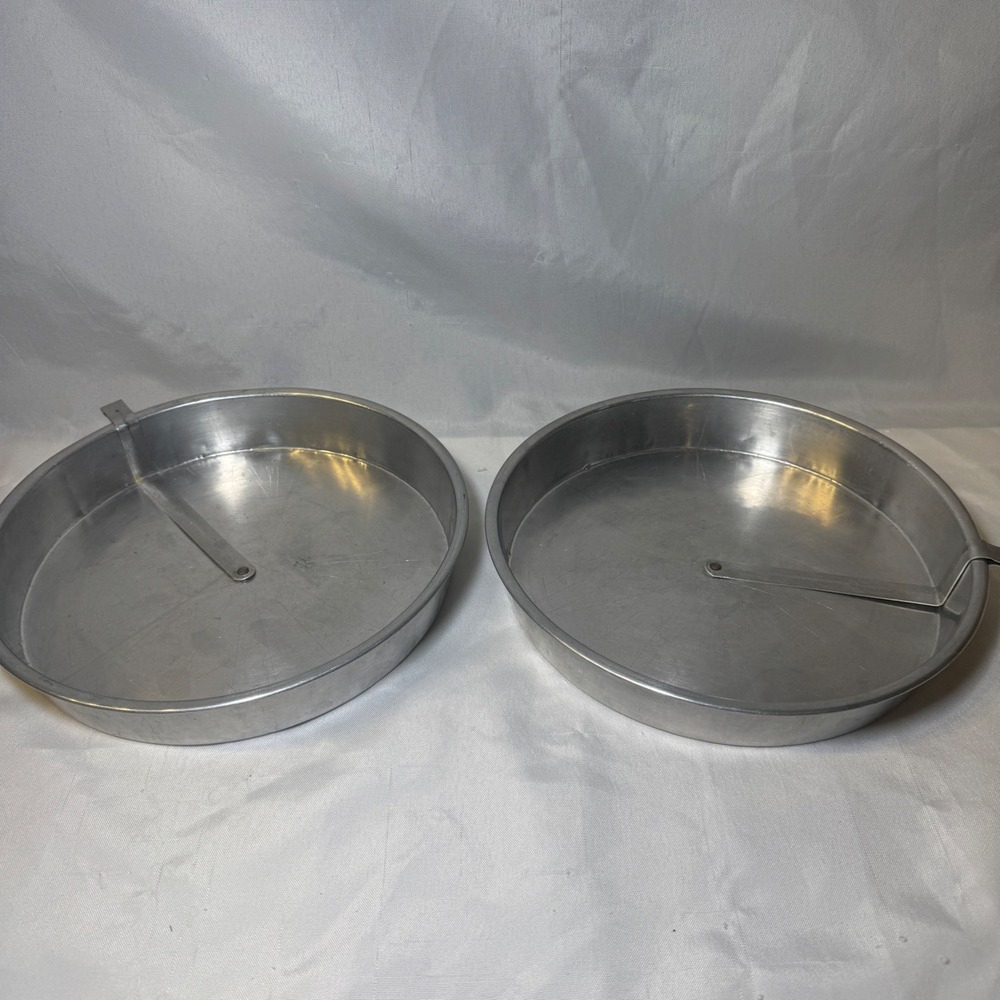 Vintage Set of 2 Aluminum Round Cake Pans with Easy Release Cutter Arm Silver